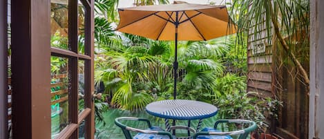 Shared outdoor area is so tropical!