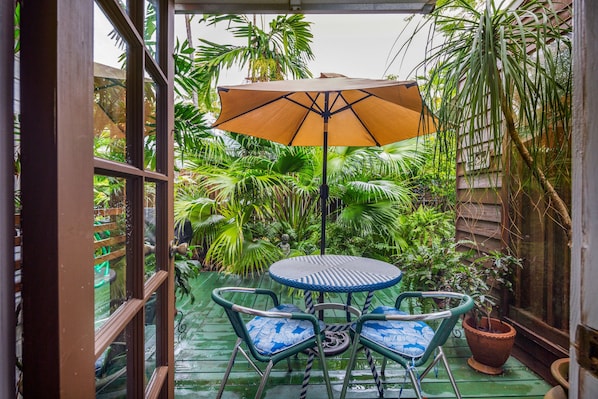 Shared outdoor area is so tropical!