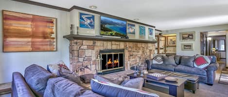 Welcome to our Warm Squaw Valley 1BR Condo 5 Min to Ski Resort!