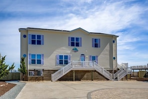 Front Exterior of Pointe O'View