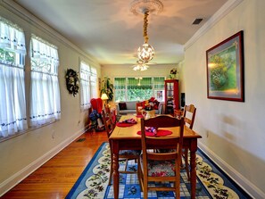 Seating for four at the dining table