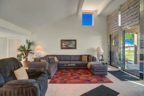 K0343 - 05 - LIVING ROOM.jpg