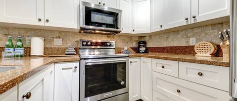 Modern, fully-equipped kitchen perfect for family meals, with stainless steel appliances and a cozy atmosphere.