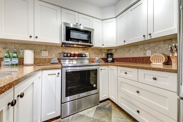 Modern, fully-equipped kitchen perfect for family meals, with stainless steel appliances and a cozy atmosphere.