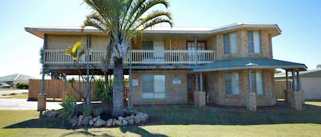 Kalbarri Blue Holes Getaway -KalbarriAccommodation Service - Front of house on large block