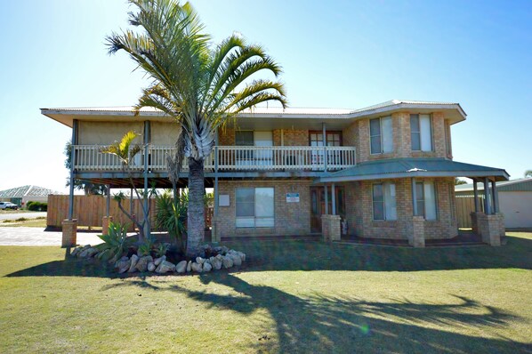 Kalbarri Blue Holes Getaway -KalbarriAccommodation Service - Front of house on large block