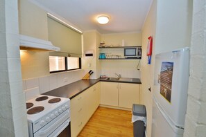 Riverview Holiday Apartment Unit 19 - Downstairs kitchen