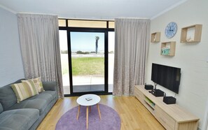 Riverview Holiday Apartment Unit 19 - Downstairs living area