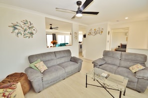 Kalbarri Blue Beards Hideaway - Kalbarri Accommodation Service - Front Living Area