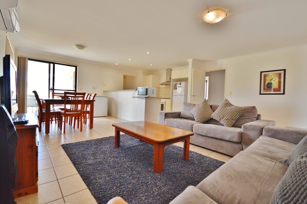 Kalbarri - Surfside Retreat - Living and dining