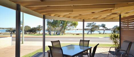 Kalbarri Waters B - Kalbarri Accommodation Service - Front porch with views of the Murchison River