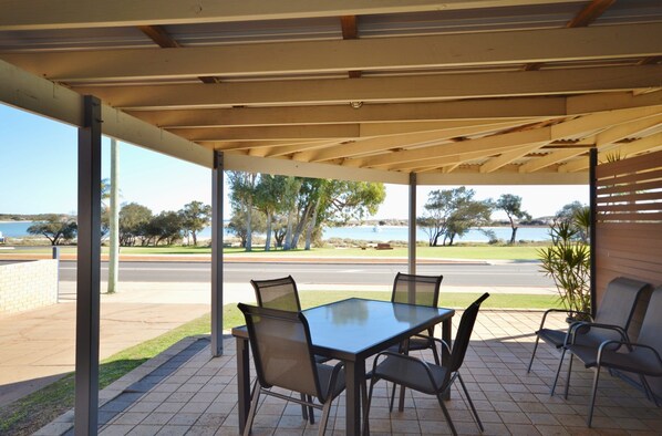 Kalbarri Waters B - Kalbarri Accommodation Service - Front porch with views of the Murchison River