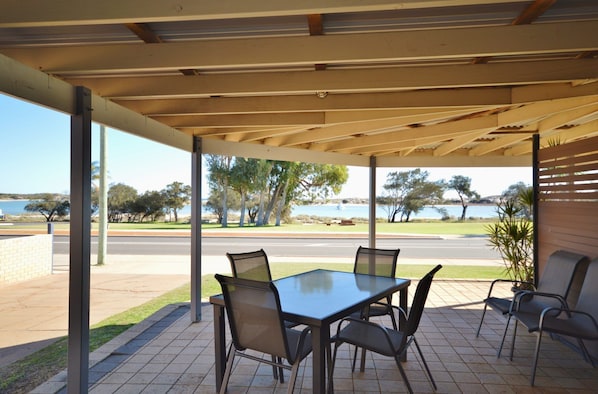Kalbarri Waters B - Kalbarri Accommodation Service - Front porch with views of the Murchison River