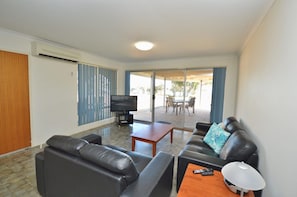 Kalbarri Waters B - Kalbarri Accommodation Service - Living area with views of the Murchison River