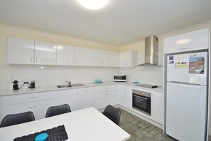 Kalbarri Waters B - Kalbarri Accommodation Service - Kitchen