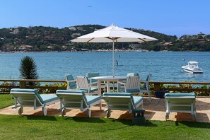 Vista frente mar, ao lado da piscina (caixas de som BOSE no gramado) 