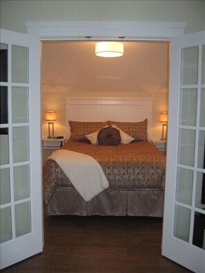bedroom with a queen bed