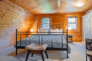 Loft king bedroom - Dreamweaver Cottage - Niagara-on-the-Lake