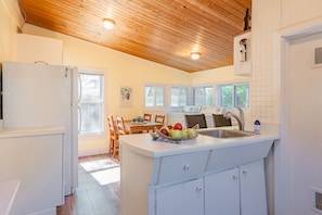 Eat-in kitchen - Dreamweaver Cottage - Niagara-on-the-Lake