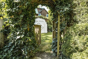 Fenced in backyard for your fur baby - Dreamweaver Cottage - Niagara-on-the-Lake