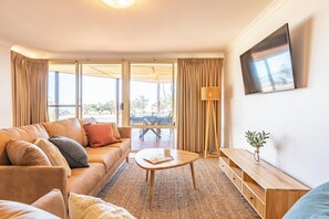 Kalbarri_Blue_Waters_ - Lounge Room with views over river