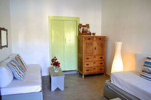 Living room/ single beds