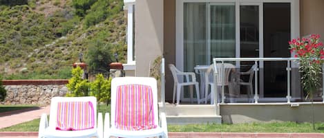 Vue de l'appartement avec piscine devant