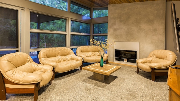 Settle into retro-style leather armchairs and catch your favourite shows on the 55” LED TV, all while enjoying the warmth of the built-in gas fireplace.