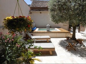 Spa et chaises longues sous l'olivier