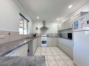 Kalbarri_Cygnet_2 - Kitchen