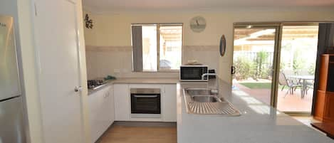 Kalbarri Allure - Kalbarri Accommodation Service - Kitchen