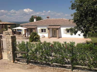 Bonito chalet individual con piscina, jardines y vistas maravillosas