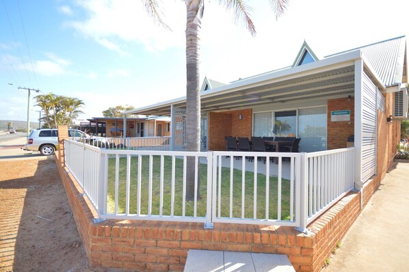 Seacrest - Kalbarri Accommodation Service - Front patio