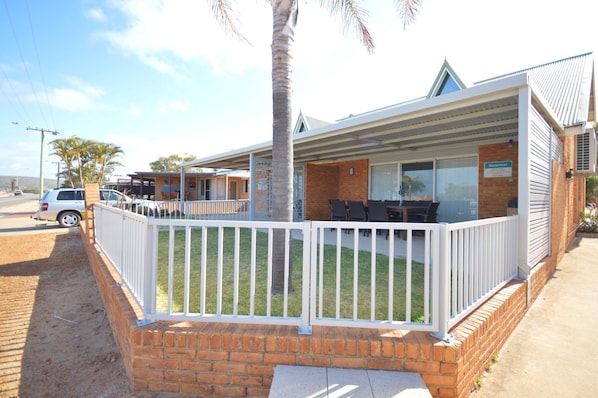 Seacrest - Kalbarri Accommodation Service - Front patio
