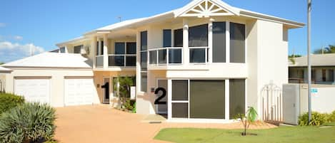 Kingview 2 - Kalbarri Accommodation Service - Front Unit is KingView. Left Garage and driveway  is KVs. Parking for 1 car only..