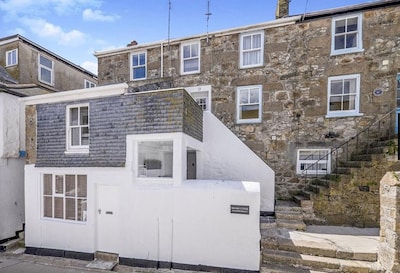 PILCHARD COTTAGE. Stylishly renovated cottage steps from St Ives harbour & beach