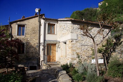 Casa Nero; Traditionelles Steinhaus Draußen Restaurierte Moderne 3-Bett-Haus Innen