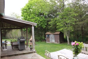 The outdoor porch and grill