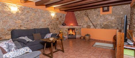 Sala de estar con chimenea