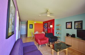 Kalbarri Beach Resort Unit 25 - Living and dining area