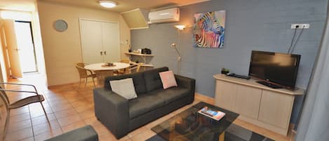 Kalbarri Beach Resort Unit 106 - Kalbarri Accommodation Service - Dining and living area