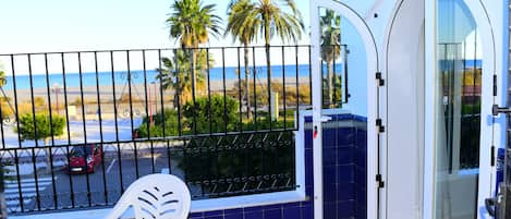 Terraza con vistas al mediterráneo, acceso al Salón y al Dormitorio Principal