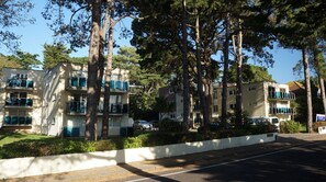 Sandhills (R) and Peninsular Ct (L) at 40 Banks Rd.