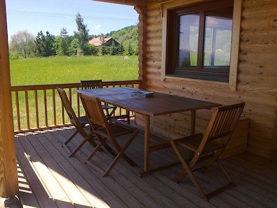 Cabaña de madera en un sitio agradable, tranquilo y soleado, con vistas al valle y muy cerca de las pistas.