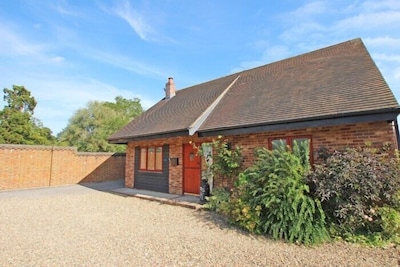 Luxury detached 'Kuschels Cottage' - set in countryside location with great view
