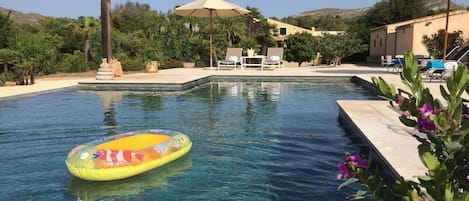 Wunderschöner grosser Pool mit Traumaussicht auf Meer und Berge