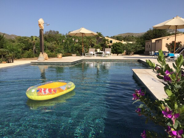 Wunderschöner grosser Pool mit Traumaussicht auf Meer und Berge