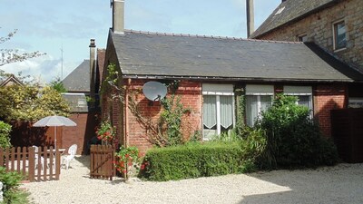 Ruhig, Cosy Cottage für zwei Personen, eingebettet in einem üppigen Garten und ideal gelegen.