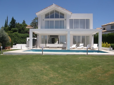Villa moderna de lujo en Marbella con vista al mar a solo minutos del campo de golf y playas
