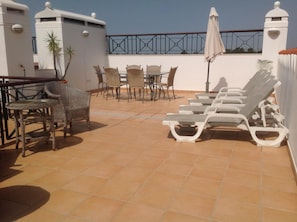 Roof terrace with lights and power sockets 